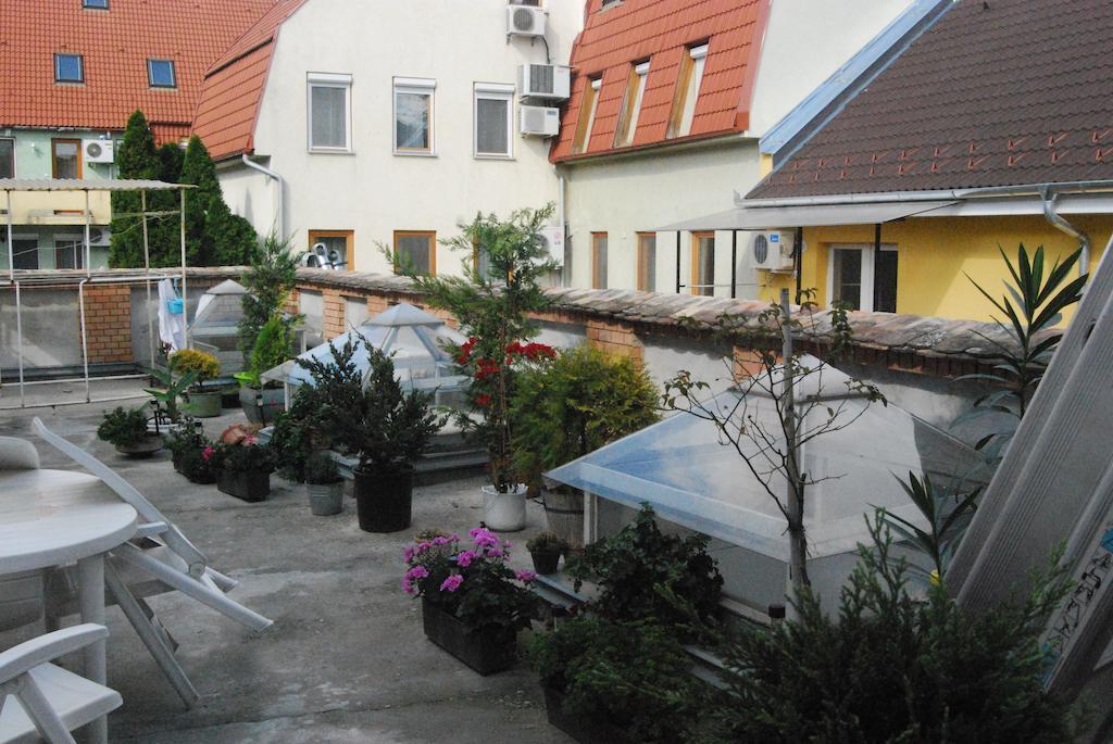 Karavan Panzio Hotel Kecskemet Exterior photo
